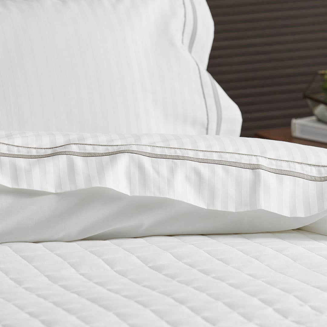 Cambridge Quilt Cover - White Silver